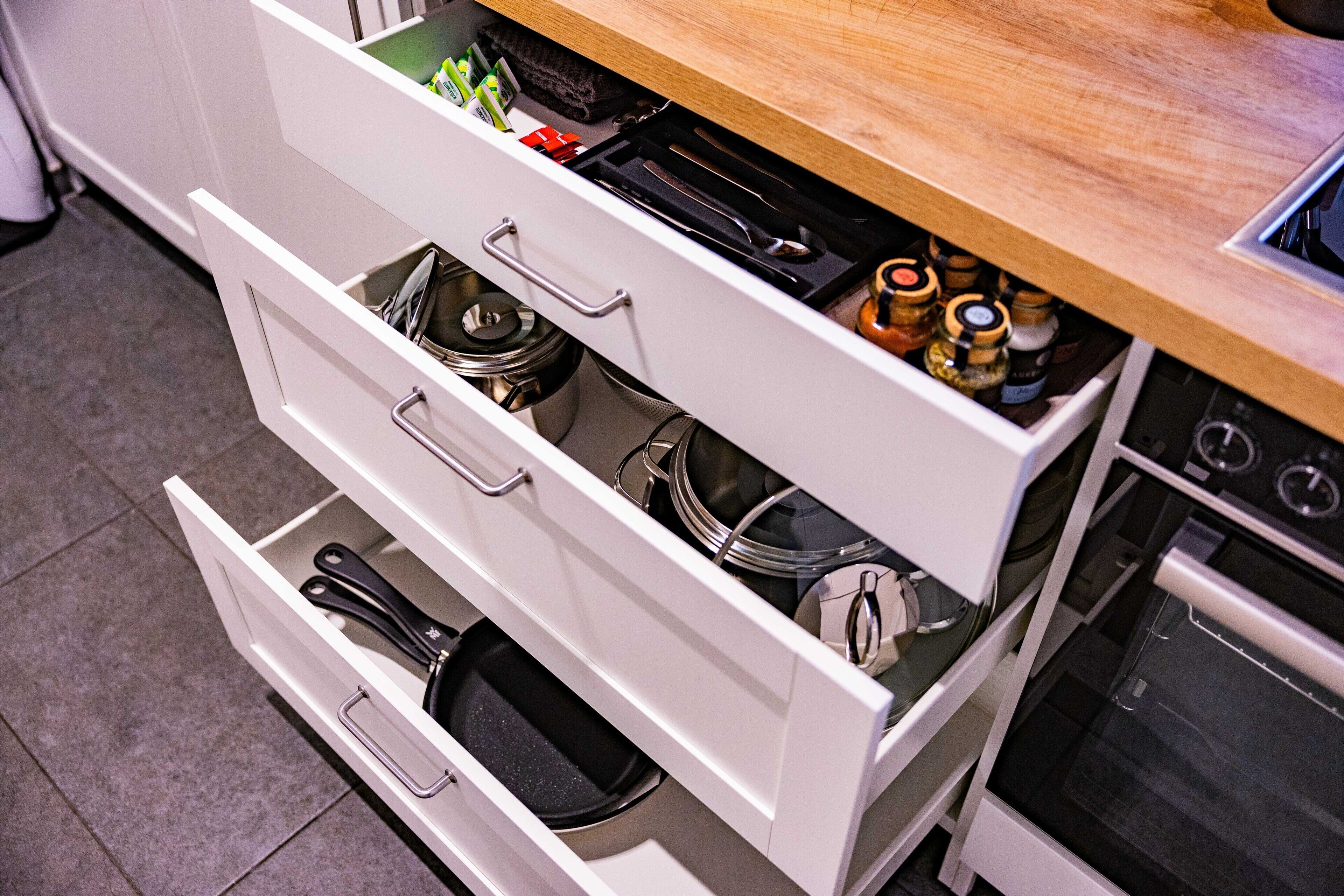 Kühlschrank, Ofen, Herdplatte, Wasserkocher mit Kaffee-/Teezubehör