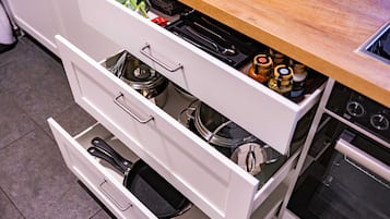 Kühlschrank, Ofen, Herdplatte, Wasserkocher mit Kaffee-/Teezubehör