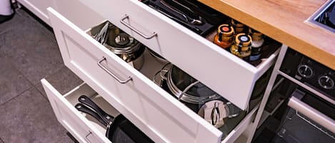 Fridge, oven, stovetop, coffee/tea maker