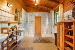 Regadera, amenidades de baño gratuitas, secadora de cabello, toallas 