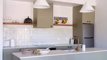 Refrigerador con freezer, microondas, horno, placa de cocina