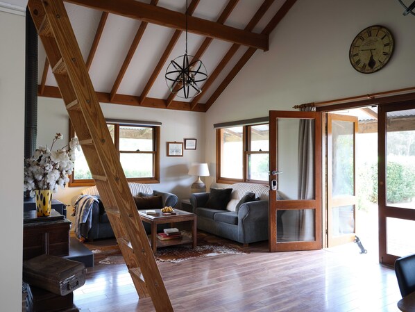 Zimmer (The Cottage) | Wohnbereich | Flachbildfernseher
