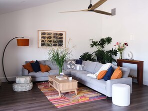 Zimmer (The Winery) | Wohnbereich | Flachbildfernseher