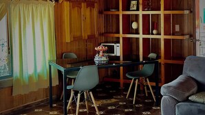 Chalet rustique romantique, 1 chambre, salle de bain privée, vue sur la montagne | Four à micro-ondes