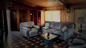 Chalet rustique romantique, 1 chambre, salle de bain privée, vue sur la montagne | Aire de séjour