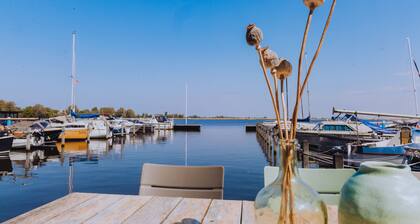 Directly on the water, between Alkmaar and Amsterdam