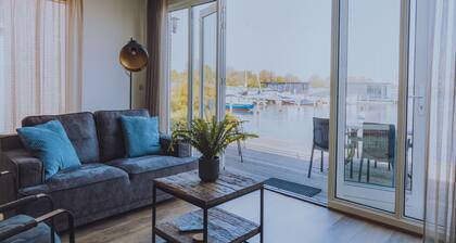 Directly on the water, between Alkmaar and Amsterdam