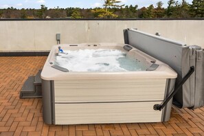 Outdoor spa tub - First Floor Eastside1 Condo With Rooftop & Hot Tub (Traverse City)