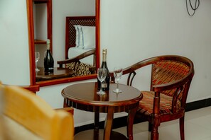Desk, free WiFi, bed sheets - Arusha Diplomat Hotel (Arusha)