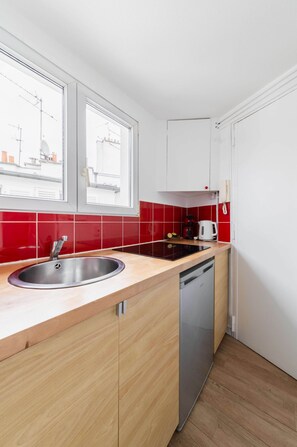 ثلاجة، ميكروويف، موقد طهي مسطح، ماكينة لصنع القهوة/الشاي