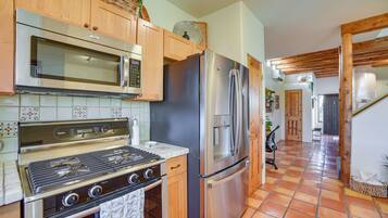 Réfrigérateur, four à micro-ondes, un four, surface de cuisson