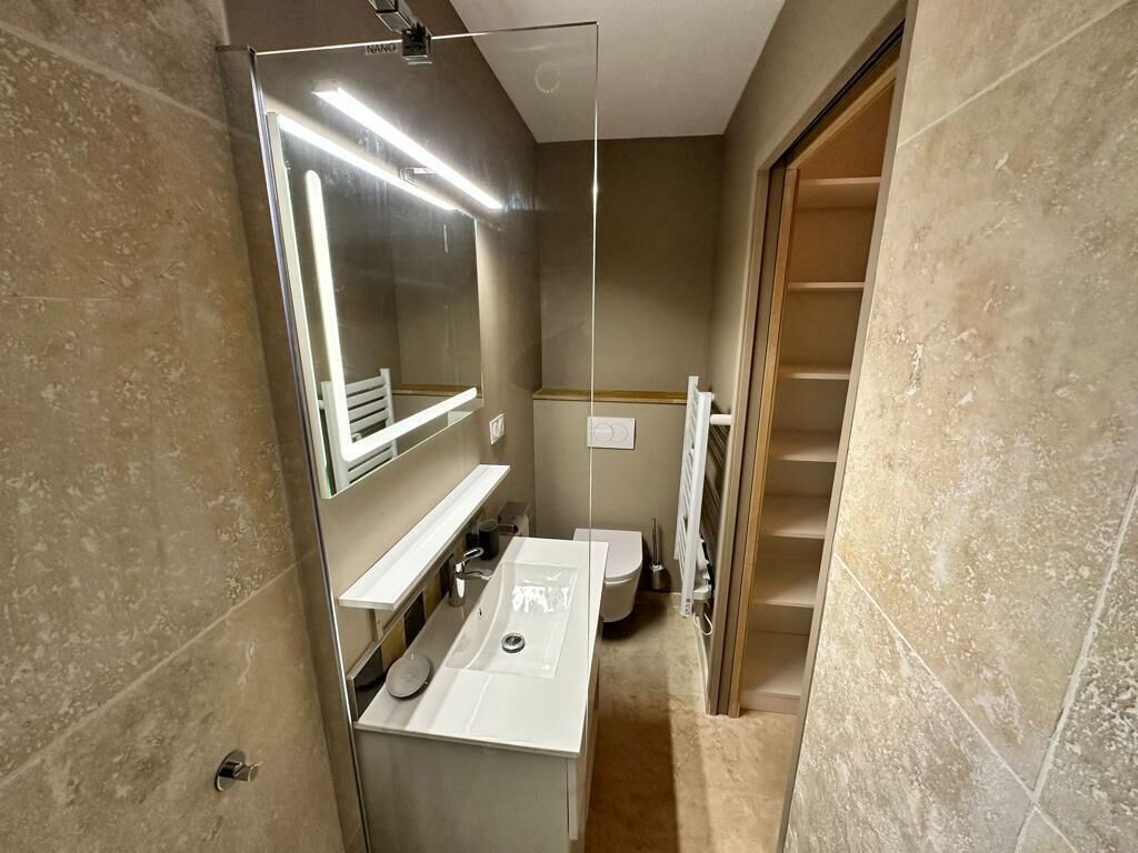 Een haardroger, handdoeken, zeep, toiletpapier