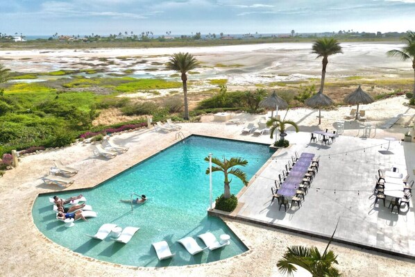 Outdoor pool - Stunning Condo in Luxe Resort Azzurro by Bocobay (Noord)