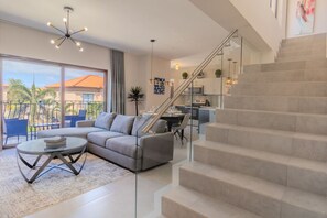 Smart TV - Stunning Condo in Luxe Resort Azzurro by Bocobay (Noord)