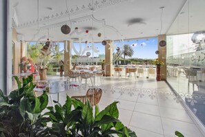 Outdoor dining - Stunning Condo in Luxe Resort Azzurro by Bocobay (Noord)