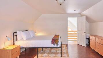 4 bedrooms, desk, travel crib, WiFi