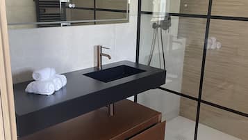 SĂšche-cheveux, serviettes fournies, savon, papier toilette