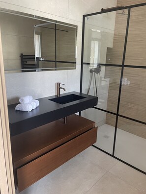 Secadora de cabello, toallas, jabón, papel de baño 