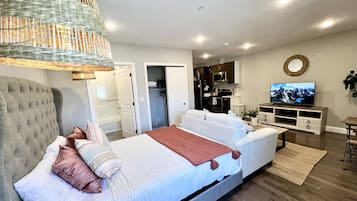 1 sovrum, skrivbord, strykjärn/strykbräda och gratis wi-fi