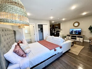 1 soverom, skrivebord, strykejern/-brett og wi-fi (inkludert)