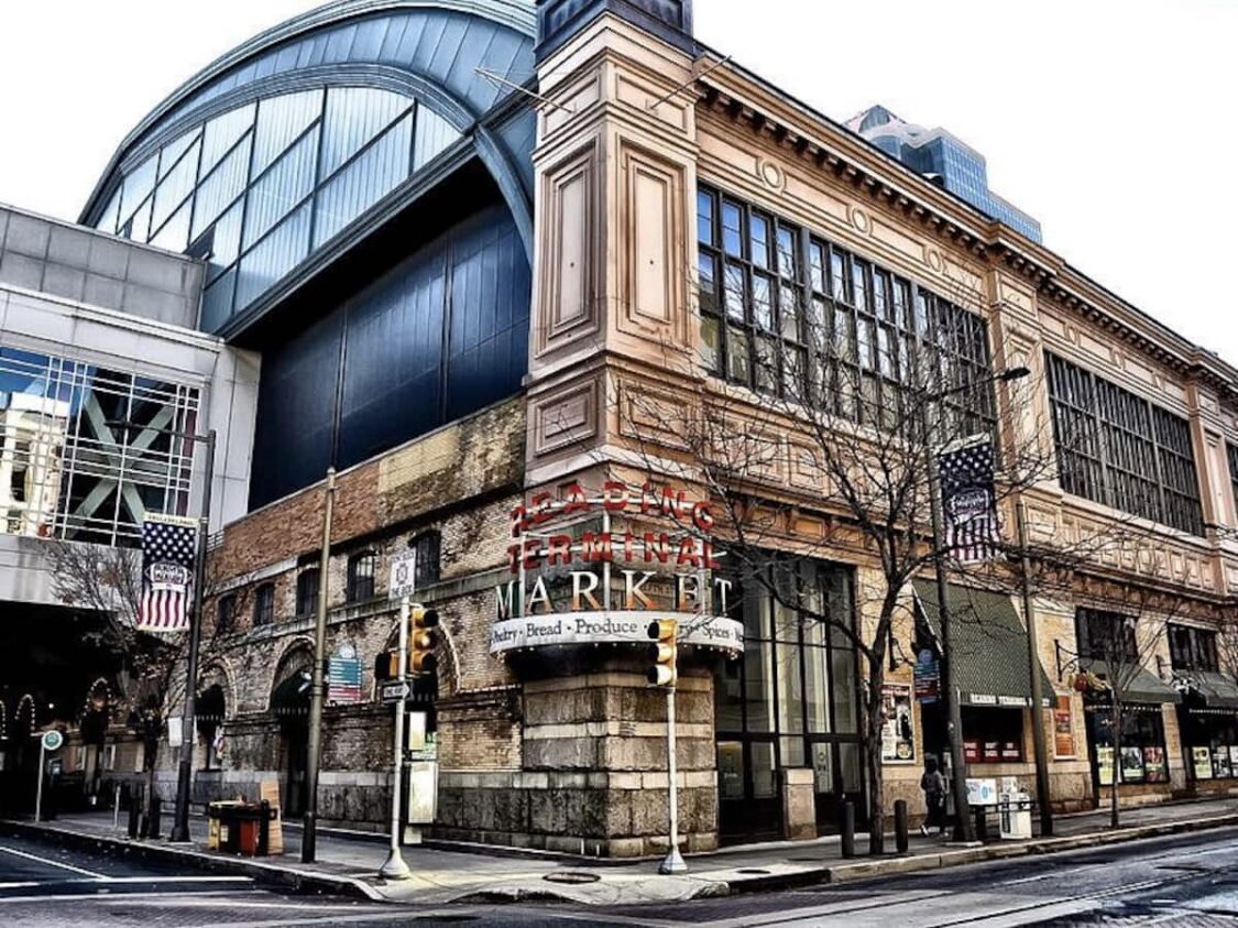 En historisk bygning med en stor buegang og et skilt med teksten "Terminal Market".