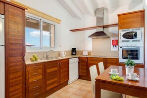 Refrigerador, microondas, horno y lavavajillas 