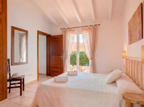 3 bedrooms, iron/ironing board, free WiFi, bed sheets