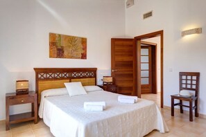 3 bedrooms, iron/ironing board, free WiFi, bed sheets