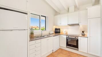 Frigorífico, microondas, horno y lavavajillas