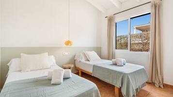 3 slaapkamers, een strijkplank/strijkijzer, gratis wifi, beddengoed