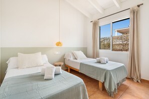 3 室のベッドルーム、��アイロン / アイロン台、WiFi (無料)、ベッドシーツ