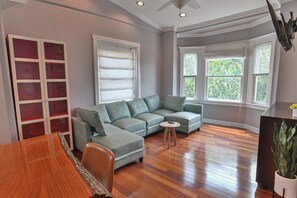 Loftsleilighet, 1 soverom, elveutsikt | Oppholdsområde | En 75-tommers smart-TV med digitale kanaler samt peis og Netflix