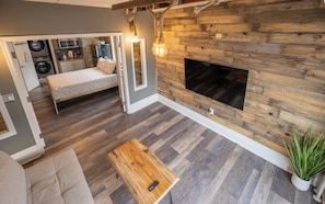 Loft, 2 Schlafzimmer, Flussblick | Wohnbereich | 75-Zoll-Smart-TV mit Digitalempfang, Kamin, Netflix