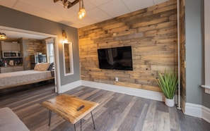 Loft, 2 Schlafzimmer, Flussblick | Wohnbereich | 75-Zoll-Smart-TV mit Digitalempfang, Kamin, Netflix