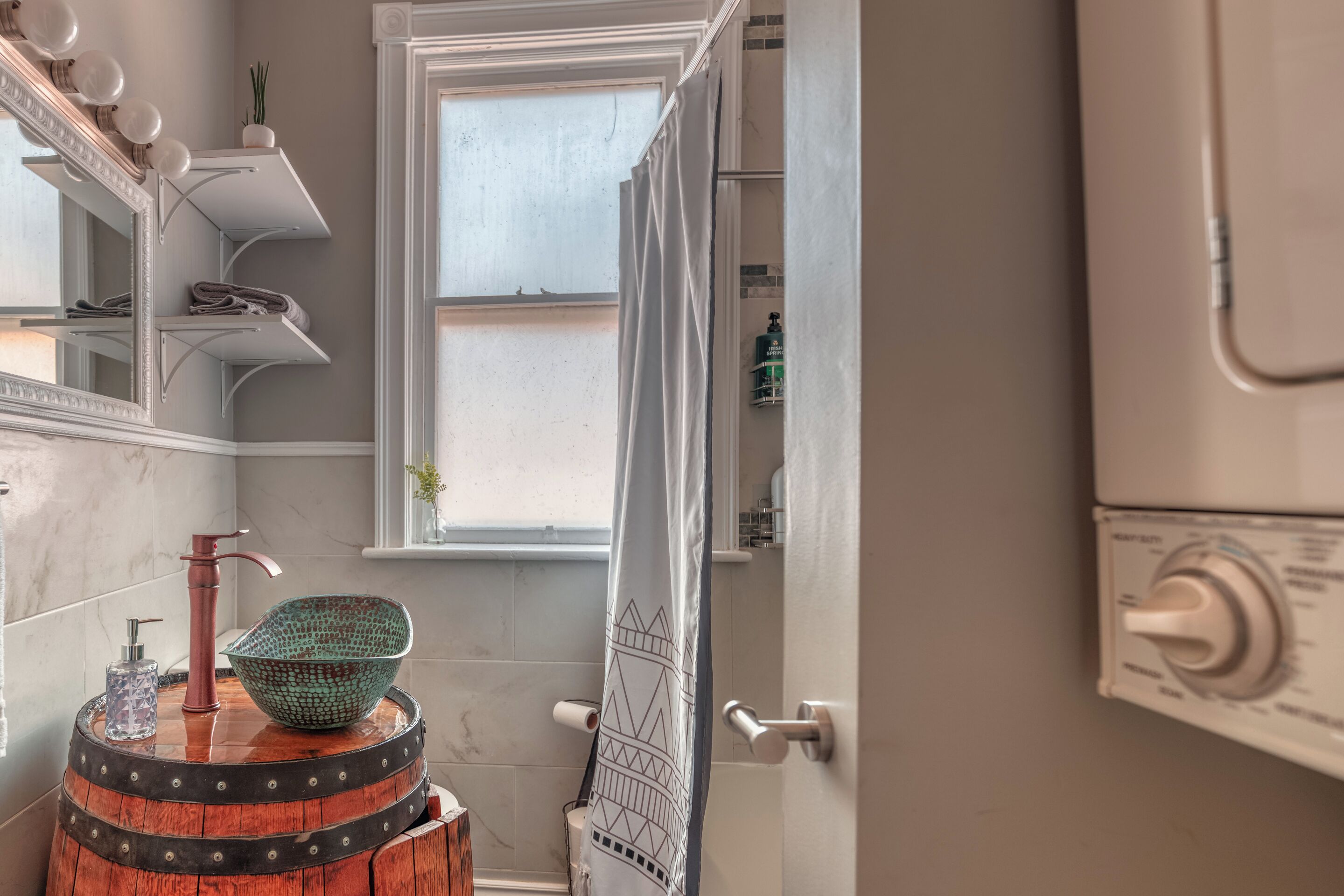 Loft, 1 chambre, vue fleuve | Salle de bain | Sèche-cheveux, serviettes fournies, savon, shampoing