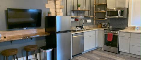 Loft, 2 chambres, vue sur le fleuve | Cuisine privée | Réfrigérateur grande capacité avec congélateur, four à micro-ondes