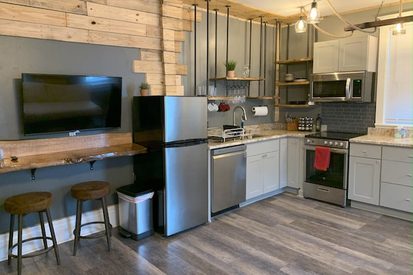 Refrigerador con freezer, microondas, horno, placa de cocina