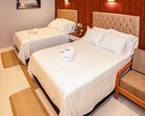 Betten mit Memory-Foam-Matratzen, Zimmersafe, Schreibtisch