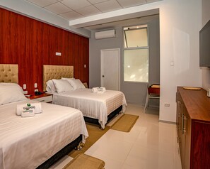 Bedden met traagschuimmatrassen, een kluis op de kamer, een bureau