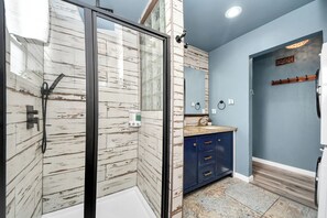Premium Loft, 2 Bedrooms | Bathroom | Shower, rainfall showerhead, hair dryer, towels - Gulf Siesta Vacation Lofts (Galveston)