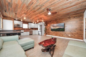 Premium loft, 2 slaapkamers | Woonruimte | Een 75-inch smart-tv met digitale zenders, Netflix en streamingdiensten