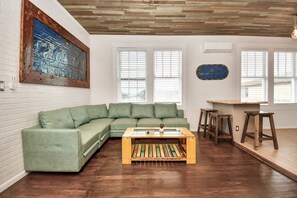 Loftsrom – premium, 1 soverom, balkong | Memory foam-senger, individuelt dekorert og individuelt innredet