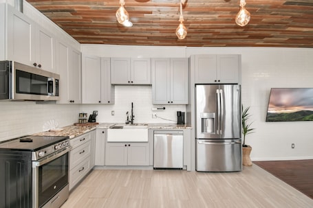 Premium Loft, 1 Bedroom, Balcony | 1 bedroom, premium bedding, memory foam beds, individually decorated