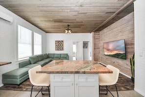 Premium Loft, 2 Bedrooms, Balcony | In-room dining