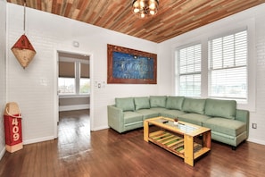 Loftsrom – premium, 1 soverom, balkong | Memory foam-senger, individuelt dekorert og individuelt innredet