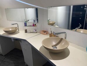 Secadora de cabello, toallas, jabón, papel de baño 