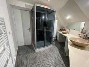 Haartrockner, Handtücher, Seife, Toilettenpapier
