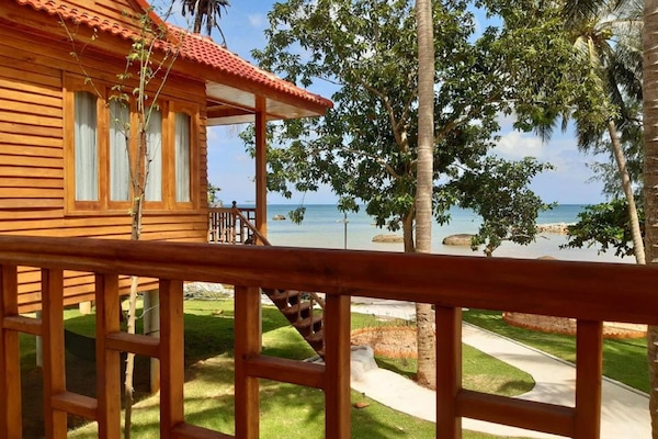 1 bedroom, premium bedding, desk, laptop workspace