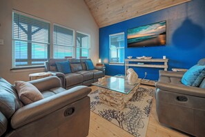 Smart TV - Waterfront, Shared Boat Dock & Pool w/ Views | Ariel’s Grotto by AvantStay (Corpus Christi)