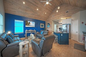 Smart TV - Waterfront, Shared Boat Dock & Pool w/ Views | Ariel’s Grotto by AvantStay (Corpus Christi)